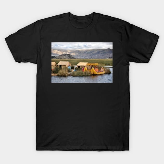 Pérou - Puno Lac Titicaca - Iles Uros T-Shirt by franck380